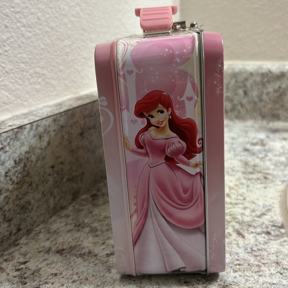 The tin box company, disneys  princess metal tin box with vintage stamps . - Picture 4 of 14